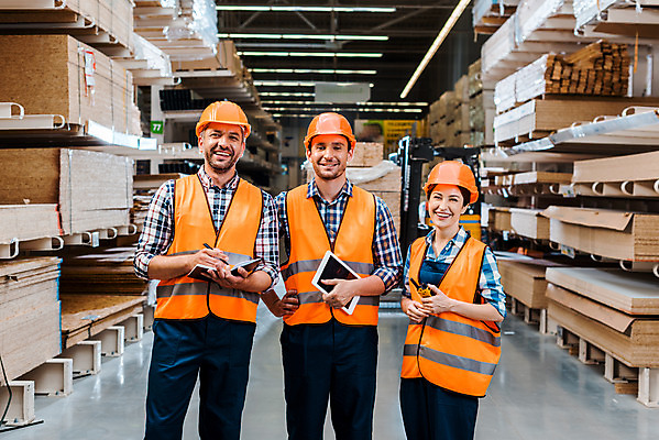 포토 JPG 서양인 응시 여자 남자 40대 중년 노동자 실내 미소 들기 사람 상반신 성인 앞모습 세명 30대 태블릿 다이어리 작업 비즈니스맨 비즈니스우먼 안전모 헬멧 창고 동료 무전기 물류창고 안전조끼 우크라이나 재고 국내포토 외국인 직업 시선 유럽 뷰포인트 비즈니스 관계 모션 무선통신 표정 내부 장년 전자제품 스마트기기 사무용품 직장인 상품 안전장비 보호장비 파일형식