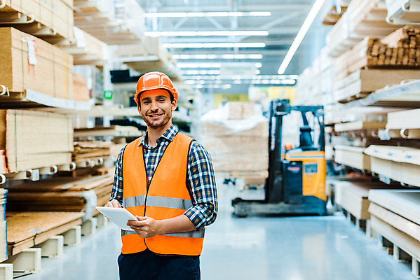 포토 JPG 서양인 외국인 남자 노동자 실내 한명 서기 미소 들기 사람 상반신 성인 앞모습 30대 태블릿 작업 비즈니스맨 안전모 헬멧 창고 물류창고 안전조끼 우크라이나 성인남자한명만 재고 국내포토 직업 1 유럽 뷰포인트 비즈니스 모션 표정 인종 내부 장년 전자제품 스마트기기 직장인 상품 안전장비 보호장비 남자한명만 성인남자만 파일형식