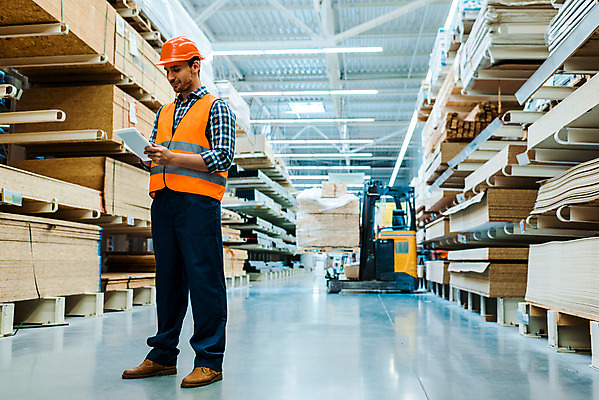 포토 JPG 전신 서양인 외국인 응시 남자 노동자 실내 한명 서기 미소 들기 사람 성인 옆모습 30대 태블릿 작업 비즈니스맨 안전모 헬멧 창고 물류창고 안전조끼 우크라이나 성인남자한명만 재고 국내포토 직업 1 시선 유럽 뷰포인트 비즈니스 모션 표정 인종 내부 장년 전자제품 스마트기기 직장인 상품 안전장비 보호장비 남자한명만 성인남자만 파일형식