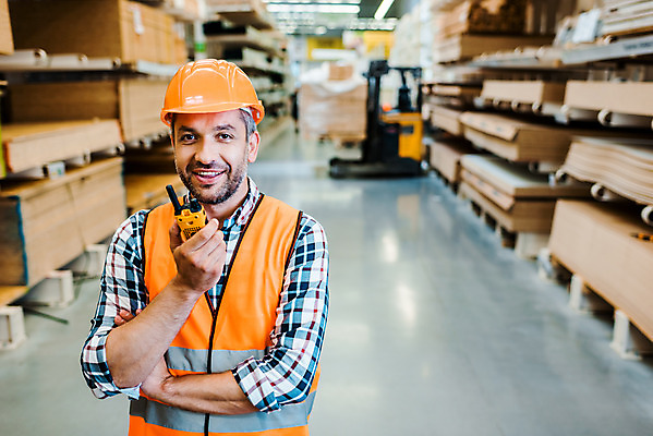 포토 JPG 서양인 외국인 응시 남자 40대 중년 노동자 실내 말하기 한명 서기 미소 들기 사람 상반신 앞모습 팔짱 작업 비즈니스맨 안전모 헬멧 창고 무전기 물류창고 안전조끼 우크라이나 중년남자한명만 재고 국내포토 직업 1 시선 유럽 뷰포인트 비즈니스 모션 무선통신 표정 인종 성인 내부 직장인 상품 안전장비 보호장비 남자한명만 중년남자만 파일형식