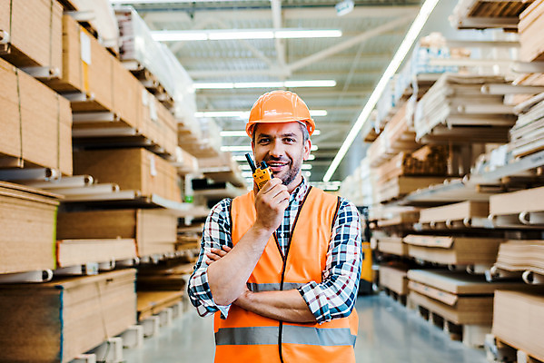 포토 JPG 서양인 외국인 응시 남자 40대 중년 노동자 실내 말하기 한명 서기 미소 들기 사람 상반신 앞모습 팔짱 작업 비즈니스맨 안전모 헬멧 창고 무전기 물류창고 안전조끼 우크라이나 중년남자한명만 재고 국내포토 직업 1 시선 유럽 뷰포인트 비즈니스 모션 무선통신 표정 인종 성인 내부 직장인 상품 안전장비 보호장비 남자한명만 중년남자만 파일형식
