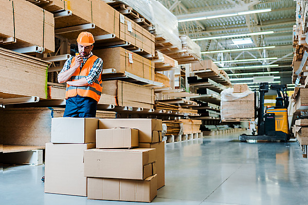 포토 JPG 전신 서양인 외국인 응시 남자 40대 중년 노동자 실내 말하기 한명 서기 들기 사람 앞모습 상자 팔짱 작업 비즈니스맨 안전모 헬멧 창고 무전기 물류창고 안전조끼 우크라이나 중년남자한명만 재고 국내포토 직업 1 시선 유럽 뷰포인트 비즈니스 모션 무선통신 인종 성인 내부 직장인 상품 안전장비 보호장비 남자한명만 중년남자만 파일형식