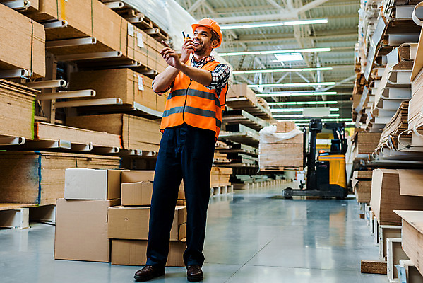 포토 JPG 전신 서양인 외국인 응시 남자 40대 중년 노동자 실내 말하기 한명 서기 미소 들기 사람 옆모습 상자 가리킴 작업 비즈니스맨 안전모 헬멧 창고 무전기 물류창고 안전조끼 우크라이나 중년남자한명만 재고 국내포토 직업 1 시선 유럽 뷰포인트 비즈니스 모션 무선통신 표정 인종 손짓 성인 내부 직장인 상품 안전장비 보호장비 남자한명만 중년남자만 파일형식