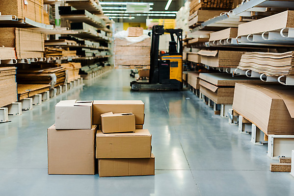 포토 JPG 비즈니스 포장 실내 사람없음 상자 쌓기 작업 안전모 창고 산업현장 지게차 물류창고 우크라이나 재고 국내포토 유럽 산업 모션 내부 중장비 상품 헬멧 안전장비 파일형식