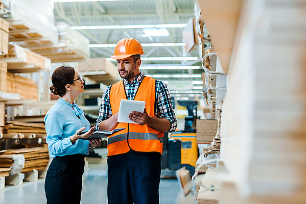 포토 JPG 서양인 응시 여자 남자 40대 중년 노동자 실내 서기 들기 사람 상반신 두명 앞모습 옆모습 태블릿 작업 비즈니스맨 비즈니스우먼 안전모 헬멧 창고 동료 직원 검사_조사 물류창고 안전조끼 우크라이나 중년만 재고 국내포토 외국인 직업 시선 유럽 뷰포인트 비즈니스 관계 모션 성인 내부 전자제품 스마트기기 직장인 상품 안전장비 보호장비 성인만 파일형식