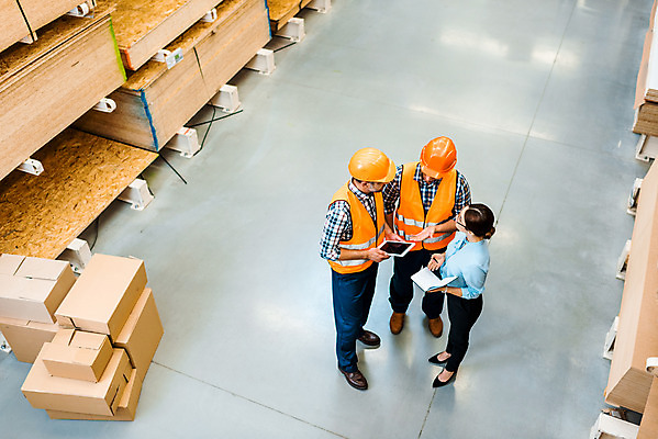 포토 JPG 전신 서양인 응시 여자 남자 40대 중년 노동자 실내 서기 들기 사람 성인 앞모습 옆모습 세명 30대 하이앵글 태블릿 마주보기 다이어리 작업 비즈니스맨 비즈니스우먼 안전모 헬멧 창고 동료 확인 물류창고 안전조끼 우크라이나 재고 국내포토 외국인 직업 시선 유럽 뷰포인트 비즈니스 관계 모션 내부 장년 전자제품 스마트기기 사무용품 직장인 상품 안전장비 보호장비 파일형식