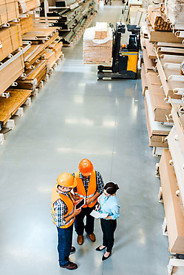 포토 JPG 전신 서양인 응시 여자 남자 40대 중년 노동자 실내 서기 들기 사람 성인 앞모습 옆모습 세명 30대 하이앵글 태블릿 다이어리 작업 비즈니스맨 비즈니스우먼 안전모 헬멧 창고 동료 확인 지게차 물류창고 안전조끼 우크라이나 재고 국내포토 외국인 직업 시선 유럽 뷰포인트 비즈니스 관계 모션 내부 장년 전자제품 스마트기기 사무용품 직장인 중장비 상품 안전장비 보호장비 파일형식