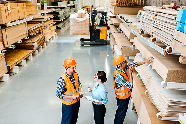 포토 JPG 전신 서양인 응시 여자 남자 40대 중년 노동자 실내 대화 서기 들기 사람 상반신 성인 옆모습 세명 30대 하이앵글 태블릿 마주보기 다이어리 작업 비즈니스맨 비즈니스우먼 안전모 헬멧 창고 동료 확인 무전기 지게차 물류창고 안전조끼 우크라이나 재고 국내포토 외국인 직업 시선 유럽 뷰포인트 비즈니스 관계 모션 무선통신 말하기 내부 장년 전자제품 스마트기기 사무용품 직장인 중장비 상품 안전장비 보호장비 파일형식