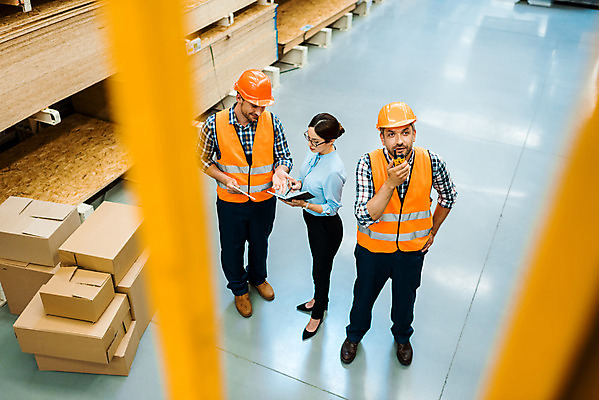 포토 JPG 전신 서양인 응시 여자 남자 40대 중년 허리손 노동자 실내 말하기 대화 서기 들기 사람 성인 앞모습 옆모습 세명 30대 다이어리 작업 비즈니스맨 비즈니스우먼 안전모 헬멧 창고 동료 확인 무전기 물류창고 안전조끼 우크라이나 국내포토 외국인 직업 시선 유럽 뷰포인트 포즈 비즈니스 관계 모션 무선통신 내부 장년 사무용품 직장인 안전장비 보호장비 파일형식