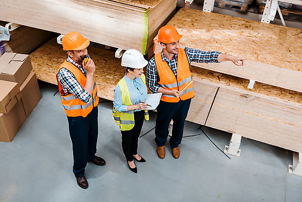 포토 JPG 전신 서양인 응시 여자 남자 40대 중년 노동자 실내 말하기 서기 미소 들기 사람 성인 옆모습 세명 30대 하이앵글 다이어리 가리킴 작업 비즈니스맨 비즈니스우먼 안전모 헬멧 창고 동료 확인 무전기 물류창고 안전조끼 우크라이나 재고 국내포토 외국인 직업 시선 유럽 뷰포인트 비즈니스 관계 모션 무선통신 표정 손짓 내부 장년 사무용품 직장인 상품 안전장비 보호장비 파일형식