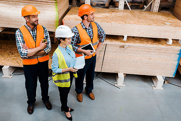 포토 JPG 전신 서양인 응시 여자 남자 40대 중년 허리손 노동자 실내 서기 미소 들기 사람 성인 옆모습 세명 30대 하이앵글 태블릿 다이어리 작업 비즈니스맨 비즈니스우먼 안전모 헬멧 창고 동료 확인 무전기 물류창고 안전조끼 우크라이나 재고 국내포토 외국인 직업 시선 유럽 뷰포인트 포즈 비즈니스 관계 모션 무선통신 표정 내부 장년 전자제품 스마트기기 사무용품 직장인 상품 안전장비 보호장비 파일형식