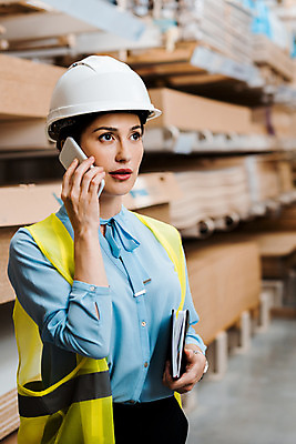 포토 JPG 서양인 응시 여자 40대 중년 노동자 실내 한명 서기 들기 사람 상반신 옆모습 스마트폰 다이어리 작업 비즈니스우먼 안전모 헬멧 창고 통화 물류창고 안전조끼 우크라이나 중년여자한명만 재고 국내포토 외국인 직업 1 시선 유럽 뷰포인트 비즈니스 모션 성인 내부 핸드폰 스마트기기 사무용품 직장인 상품 안전장비 보호장비 여자한명만 중년여자만 파일형식