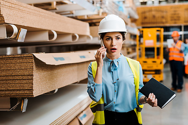 포토 JPG 서양인 응시 여자 40대 중년 노동자 실내 입벌림 한명 서기 들기 사람 상반신 앞모습 스마트폰 다이어리 놀람 작업 비즈니스우먼 안전모 헬멧 창고 통화 물류창고 안전조끼 우크라이나 중년여자한명만 재고 국내포토 외국인 직업 1 시선 감정 유럽 뷰포인트 비즈니스 모션 표정 성인 내부 핸드폰 스마트기기 사무용품 직장인 상품 안전장비 보호장비 여자한명만 중년여자만 파일형식