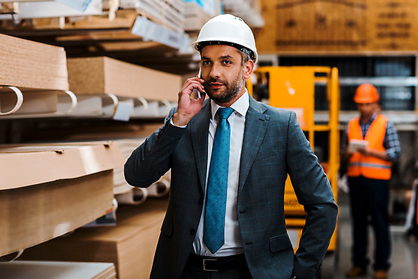 포토 JPG 서양인 외국인 응시 남자 40대 중년 허리손 노동자 실내 한명 서기 미소 들기 사람 상반신 앞모습 아웃포커스 스마트폰 작업 비즈니스맨 안전모 헬멧 창고 통화 물류창고 우크라이나 중년남자한명만 재고 국내포토 직업 1 시선 유럽 뷰포인트 포즈 비즈니스 모션 촬영기법 표정 인종 성인 내부 핸드폰 스마트기기 직장인 상품 안전장비 보호장비 남자한명만 중년남자만 파일형식