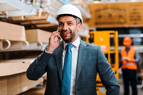 포토 JPG 서양인 외국인 응시 남자 40대 중년 허리손 노동자 실내 한명 서기 미소 들기 사람 상반신 앞모습 아웃포커스 스마트폰 작업 비즈니스맨 안전모 헬멧 창고 통화 물류창고 우크라이나 중년남자한명만 재고 국내포토 직업 1 시선 유럽 뷰포인트 포즈 비즈니스 모션 촬영기법 표정 인종 성인 내부 핸드폰 스마트기기 직장인 상품 안전장비 보호장비 남자한명만 중년남자만 파일형식