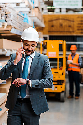 포토 JPG 전신 서양인 외국인 응시 남자 시계 40대 중년 노동자 실내 서기 미소 사람 상반신 성인 두명 앞모습 30대 작업 비즈니스맨 안전모 헬멧 창고 동료 확인 물류창고 우크라이나 성인남자만 재고 국내포토 직업 시선 유럽 뷰포인트 비즈니스 관계 모션 표정 인종 내부 장년 직장인 상품 안전장비 보호장비 남자만 성인만 파일형식