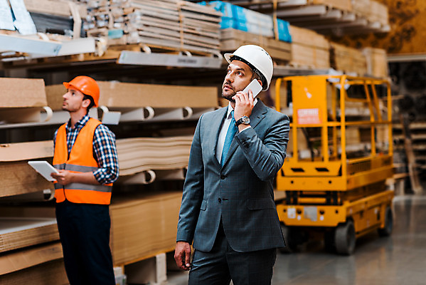 포토 JPG 서양인 외국인 응시 남자 40대 중년 노동자 실내 서기 들기 사람 상반신 성인 두명 앞모습 30대 스마트폰 태블릿 작업 비즈니스맨 안전모 헬멧 창고 동료 통화 물류창고 안전조끼 우크라이나 남자만 재고 국내포토 직업 시선 유럽 뷰포인트 비즈니스 관계 모션 인종 내부 장년 전자제품 핸드폰 스마트기기 직장인 상품 안전장비 보호장비 파일형식