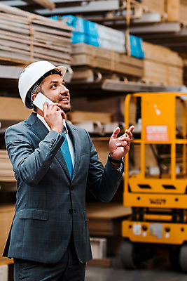 포토 JPG 서양인 외국인 응시 남자 40대 중년 노동자 실내 한명 서기 미소 들기 사람 손짓 상반신 옆모습 스마트폰 작업 비즈니스맨 안전모 헬멧 창고 통화 물류창고 우크라이나 중년남자한명만 재고 국내포토 직업 1 시선 유럽 뷰포인트 비즈니스 모션 표정 인종 성인 내부 핸드폰 스마트기기 직장인 상품 안전장비 보호장비 남자한명만 중년남자만 파일형식