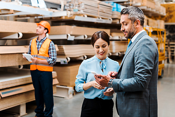 포토 JPG 전신 서양인 응시 여자 남자 40대 중년 노동자 실내 서기 미소 들기 사람 상반신 성인 앞모습 옆모습 세명 30대 스마트폰 태블릿 작업 비즈니스맨 비즈니스우먼 안전모 헬멧 창고 동료 물류창고 안전조끼 우크라이나 재고 국내포토 외국인 직업 시선 유럽 뷰포인트 비즈니스 관계 모션 표정 내부 장년 전자제품 핸드폰 스마트기기 직장인 상품 안전장비 보호장비 파일형식
