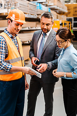 포토 JPG 서양인 응시 여자 남자 40대 중년 노동자 실내 서기 미소 들기 사람 상반신 성인 앞모습 옆모습 세명 30대 스마트폰 태블릿 가리킴 작업 비즈니스맨 비즈니스우먼 안전모 헬멧 창고 동료 물류창고 안전조끼 우크라이나 재고 국내포토 외국인 직업 시선 유럽 뷰포인트 비즈니스 관계 모션 표정 손짓 내부 장년 전자제품 핸드폰 스마트기기 직장인 상품 안전장비 보호장비 파일형식