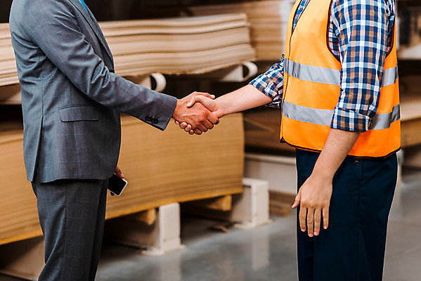 포토 JPG 서양인 외국인 손 남자 40대 중년 노동자 악수 실내 들기 사람 상반신 성인 두명 옆모습 30대 스마트폰 작업 비즈니스맨 헬멧 창고 동료 물류창고 안전조끼 우크라이나 남자만 국내포토 직업 유럽 뷰포인트 비즈니스 관계 모션 인종 손짓 내부 신체부위 장년 핸드폰 스마트기기 직장인 보호장비 파일형식