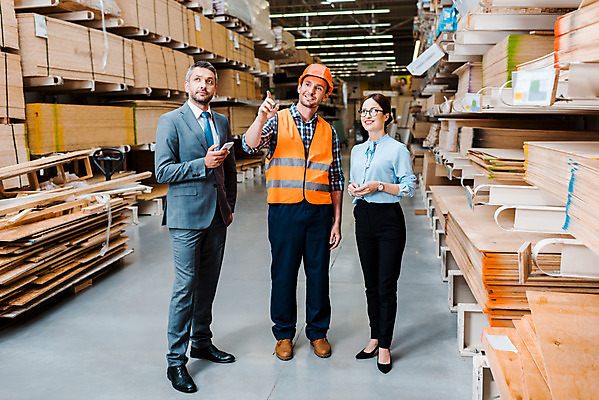 포토 JPG 전신 서양인 응시 여자 남자 40대 중년 노동자 실내 서기 미소 들기 사람 성인 앞모습 세명 30대 스마트폰 가리킴 작업 비즈니스맨 비즈니스우먼 안전모 헬멧 창고 동료 물류창고 안전조끼 우크라이나 재고 국내포토 외국인 직업 시선 유럽 뷰포인트 비즈니스 관계 모션 표정 손짓 내부 장년 핸드폰 스마트기기 직장인 상품 안전장비 보호장비 파일형식