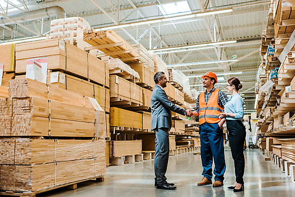 포토 JPG 전신 서양인 손 응시 여자 남자 40대 중년 노동자 악수 실내 서기 미소 들기 사람 성인 옆모습 세명 30대 스마트폰 작업 비즈니스맨 비즈니스우먼 안전모 헬멧 창고 동료 물류창고 안전조끼 우크라이나 재고 국내포토 외국인 직업 시선 유럽 뷰포인트 비즈니스 관계 모션 표정 손짓 내부 신체부위 장년 핸드폰 스마트기기 직장인 상품 안전장비 보호장비 파일형식