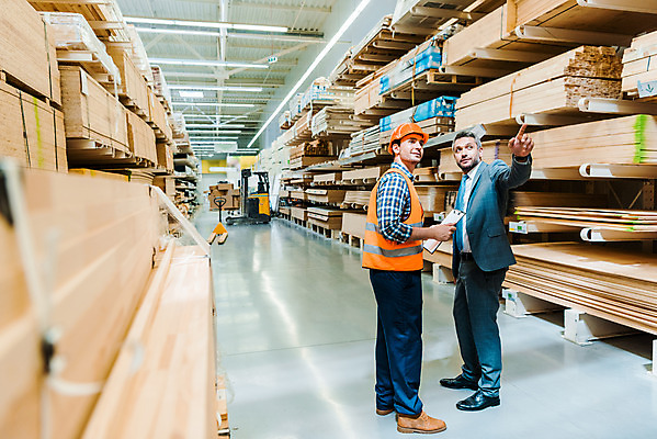 포토 JPG 전신 서양인 외국인 응시 남자 로우앵글 40대 중년 노동자 실내 서기 들기 사람 성인 두명 옆모습 30대 가리킴 작업 비즈니스맨 안전모 헬멧 창고 동료 물류창고 서류파일 안전조끼 우크라이나 남자만 재고 국내포토 직업 시선 유럽 뷰포인트 비즈니스 관계 모션 인종 손짓 내부 장년 사무용품 직장인 상품 안전장비 보호장비 파일형식