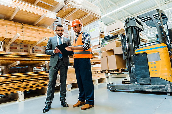 포토 JPG 전신 서양인 외국인 응시 남자 로우앵글 40대 중년 노동자 실내 서기 미소 들기 사람 성인 두명 옆모습 30대 작업 비즈니스맨 안전모 헬멧 창고 동료 물류창고 서류파일 안전조끼 우크라이나 남자만 재고 국내포토 직업 시선 유럽 뷰포인트 비즈니스 관계 모션 표정 인종 내부 장년 사무용품 직장인 상품 안전장비 보호장비 파일형식