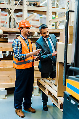 포토 JPG 전신 서양인 외국인 남자 40대 중년 노동자 실내 서기 들기 사람 성인 두명 옆모습 30대 상자 작업 비즈니스맨 안전모 헬멧 창고 동료 확인 물류창고 서류파일 안전조끼 우크라이나 남자만 국내포토 직업 유럽 뷰포인트 비즈니스 관계 모션 인종 내부 장년 사무용품 직장인 안전장비 보호장비 파일형식