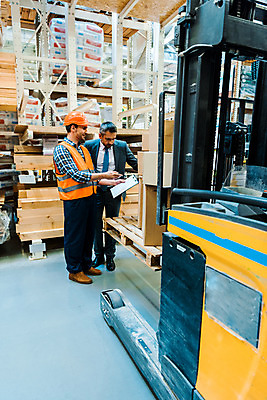 포토 JPG 전신 서양인 외국인 응시 남자 40대 중년 노동자 실내 서기 들기 사람 성인 두명 옆모습 30대 상자 작업 비즈니스맨 안전모 헬멧 창고 동료 확인 물류창고 서류파일 안전조끼 우크라이나 남자만 재고 국내포토 직업 시선 유럽 뷰포인트 비즈니스 관계 모션 인종 내부 장년 사무용품 직장인 상품 안전장비 보호장비 파일형식