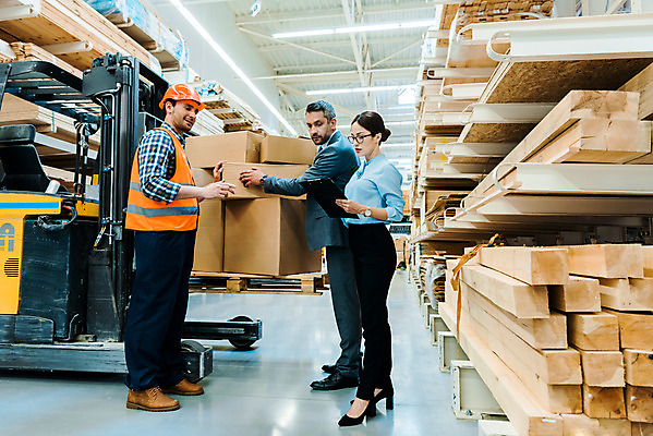 포토 JPG 전신 서양인 응시 여자 남자 40대 중년 노동자 실내 서기 사람 성인 옆모습 세명 30대 상자 작업 비즈니스맨 비즈니스우먼 안전모 헬멧 창고 동료 물류창고 서류파일 안전조끼 우크라이나 재고 국내포토 외국인 직업 시선 유럽 뷰포인트 비즈니스 관계 모션 내부 장년 사무용품 직장인 상품 안전장비 보호장비 파일형식