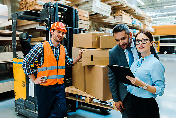 포토 JPG 서양인 응시 여자 남자 40대 중년 노동자 실내 서기 들기 사람 상반신 성인 옆모습 세명 30대 상자 작업 비즈니스맨 비즈니스우먼 안전모 헬멧 창고 동료 물류창고 서류파일 안전조끼 우크라이나 재고 국내포토 외국인 직업 시선 유럽 뷰포인트 비즈니스 관계 모션 내부 장년 사무용품 직장인 상품 안전장비 보호장비 파일형식