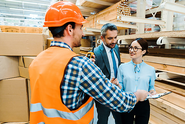 포토 JPG 서양인 응시 여자 남자 40대 중년 노동자 실내 서기 들기 사람 상반신 성인 옆모습 뒷모습 세명 30대 상자 작업 비즈니스맨 비즈니스우먼 안전모 헬멧 창고 동료 물류창고 서류파일 안전조끼 우크라이나 재고 국내포토 외국인 직업 시선 유럽 뷰포인트 비즈니스 관계 모션 내부 장년 사무용품 직장인 상품 안전장비 보호장비 파일형식