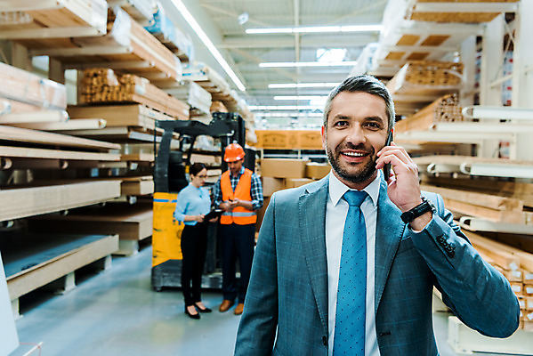 포토 JPG 전신 서양인 응시 여자 남자 40대 중년 노동자 실내 미소 들기 사람 상반신 성인 앞모습 세명 30대 스마트폰 상자 작업 비즈니스맨 비즈니스우먼 안전모 헬멧 창고 동료 통화 물류창고 서류파일 안전조끼 우크라이나 재고 국내포토 외국인 직업 시선 유럽 뷰포인트 비즈니스 관계 모션 표정 내부 장년 핸드폰 스마트기기 사무용품 직장인 상품 안전장비 보호장비 파일형식