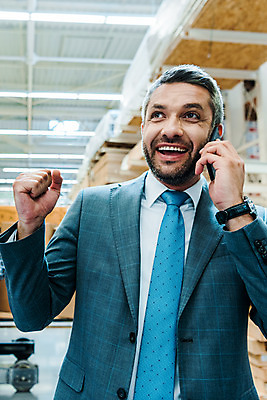 포토 JPG 서양인 외국인 응시 남자 40대 중년 성공 노동자 실내 한명 서기 미소 웃음 들기 사람 손짓 상반신 앞모습 스마트폰 손들기 파이팅 작업 비즈니스맨 안전모 헬멧 창고 통화 물류창고 우크라이나 중년남자한명만 국내포토 직업 1 시선 유럽 뷰포인트 컨셉 비즈니스 모션 표정 인종 성인 내부 핸드폰 스마트기기 직장인 안전장비 보호장비 남자한명만 중년남자만 파일형식