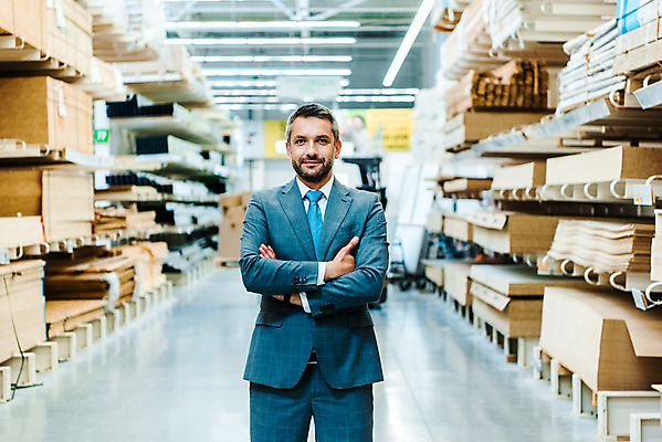 포토 JPG 서양인 외국인 응시 남자 40대 중년 노동자 실내 한명 서기 미소 사람 상반신 앞모습 팔짱 작업 비즈니스맨 안전모 헬멧 창고 물류창고 우크라이나 중년남자한명만 재고 국내포토 직업 1 시선 유럽 뷰포인트 비즈니스 모션 표정 인종 성인 내부 직장인 상품 안전장비 보호장비 남자한명만 중년남자만 파일형식