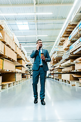 포토 JPG 전신 서양인 외국인 응시 남자 커피 로우앵글 40대 중년 노동자 실내 한명 서기 들기 사람 앞모습 스마트폰 걷기 작업 비즈니스맨 안전모 헬멧 창고 통화 물류창고 우크라이나 중년남자한명만 재고 국내포토 직업 1 시선 유럽 음료 뷰포인트 비즈니스 모션 인종 성인 내부 핸드폰 스마트기기 직장인 상품 안전장비 보호장비 남자한명만 중년남자만 파일형식