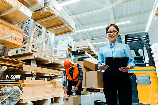 포토 JPG 전신 서양인 외국인 응시 여자 남자 로우앵글 40대 중년 노동자 실내 서기 미소 들기 사람 상반신 성인 두명 앞모습 30대 상자 작업 비즈니스맨 비즈니스우먼 안전모 헬멧 창고 동료 물류창고 서류파일 우크라이나 성인만 재고 국내포토 직업 시선 유럽 뷰포인트 비즈니스 관계 모션 표정 인종 내부 장년 사무용품 직장인 상품 안전장비 보호장비 파일형식