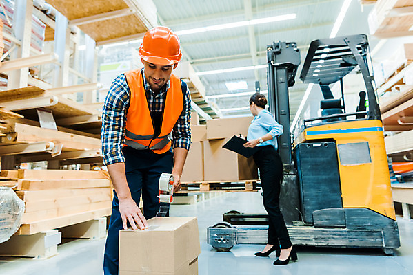 포토 JPG 전신 서양인 외국인 응시 여자 남자 로우앵글 40대 중년 노동자 실내 서기 사람 성인 두명 앞모습 옆모습 30대 상자 작업 비즈니스맨 비즈니스우먼 안전모 헬멧 창고 동료 테이프 물류창고 붙이기 서류파일 안전조끼 우크라이나 성인만 재고 국내포토 직업 시선 유럽 뷰포인트 비즈니스 관계 모션 문구용품 인종 내부 장년 사무용품 직장인 상품 안전장비 보호장비 파일형식