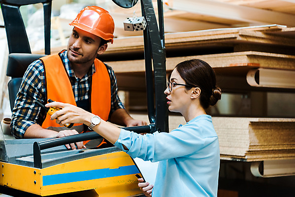 포토 JPG 서양인 외국인 응시 여자 남자 40대 중년 노동자 실내 말하기 서기 들기 사람 앉기 상반신 성인 두명 옆모습 30대 가리킴 작업 비즈니스맨 비즈니스우먼 안전모 헬멧 창고 동료 무전기 물류창고 서류파일 안전조끼 우크라이나 성인만 재고 국내포토 직업 시선 유럽 뷰포인트 비즈니스 관계 모션 무선통신 인종 손짓 내부 장년 사무용품 직장인 상품 안전장비 보호장비 파일형식