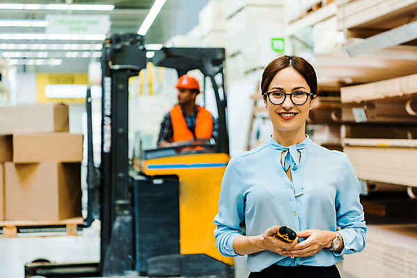 포토 JPG 서양인 외국인 응시 여자 남자 40대 중년 노동자 실내 서기 미소 들기 사람 앉기 상반신 성인 두명 앞모습 30대 작업 비즈니스맨 비즈니스우먼 안전모 헬멧 창고 동료 무전기 물류창고 안전조끼 우크라이나 성인만 재고 국내포토 직업 시선 유럽 뷰포인트 비즈니스 관계 모션 무선통신 표정 인종 내부 장년 직장인 상품 안전장비 보호장비 파일형식