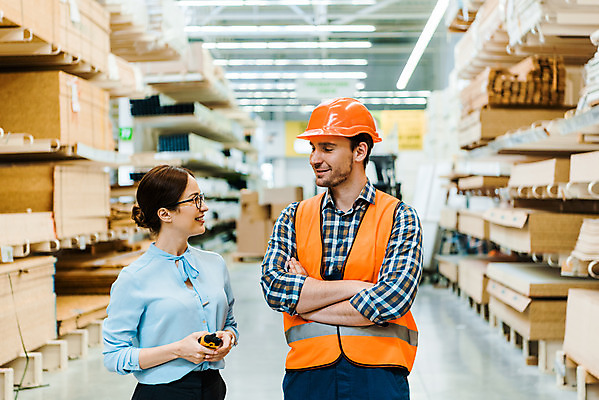 포토 JPG 서양인 외국인 응시 여자 남자 40대 중년 노동자 실내 대화 서기 미소 들기 사람 상반신 성인 두명 옆모습 30대 마주보기 팔짱 작업 비즈니스맨 비즈니스우먼 안전모 헬멧 창고 동료 무전기 물류창고 안전조끼 우크라이나 성인만 재고 국내포토 직업 시선 유럽 뷰포인트 비즈니스 관계 모션 무선통신 표정 말하기 인종 내부 장년 직장인 상품 안전장비 보호장비 파일형식