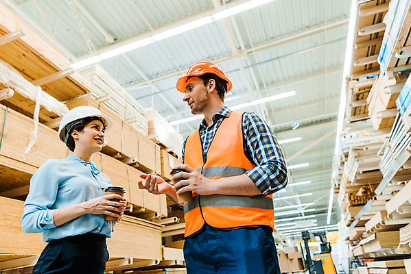 포토 JPG 서양인 외국인 응시 여자 남자 커피 로우앵글 40대 중년 노동자 실내 서기 미소 들기 사람 상반신 성인 두명 옆모습 30대 마주보기 작업 비즈니스맨 비즈니스우먼 안전모 헬멧 창고 동료 물류창고 안전조끼 우크라이나 성인만 재고 국내포토 직업 시선 유럽 음료 뷰포인트 비즈니스 관계 모션 표정 인종 내부 장년 직장인 상품 안전장비 보호장비 파일형식