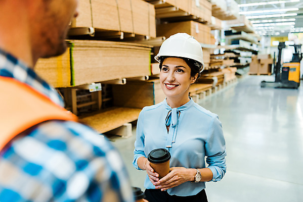 포토 JPG 서양인 외국인 응시 여자 남자 커피 40대 중년 노동자 실내 미소 들기 사람 상반신 성인 두명 앞모습 뒷모습 30대 마주보기 작업 비즈니스맨 비즈니스우먼 안전모 헬멧 창고 동료 물류창고 우크라이나 성인만 재고 국내포토 직업 시선 유럽 음료 뷰포인트 비즈니스 관계 모션 표정 인종 내부 장년 직장인 상품 안전장비 보호장비 파일형식