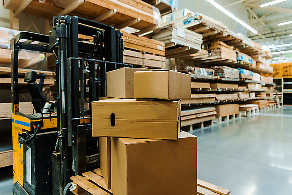 포토 JPG 비즈니스 실내 사람없음 상자 쌓기 작업 창고 산업현장 지게차 물류창고 우크라이나 재고 국내포토 유럽 산업 모션 내부 중장비 상품 파일형식