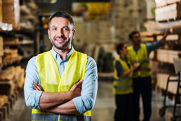 포토 JPG 전신 서양인 응시 여자 남자 40대 중년 노동자 실내 서기 미소 사람 상반신 성인 앞모습 옆모습 세명 30대 팔짱 작업 비즈니스맨 비즈니스우먼 헬멧 창고 동료 물류창고 안전조끼 우크라이나 국내포토 외국인 직업 시선 유럽 뷰포인트 비즈니스 관계 모션 표정 내부 장년 직장인 보호장비 파일형식