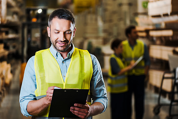 포토 JPG 전신 서양인 응시 여자 남자 40대 중년 노동자 실내 서기 미소 들기 사람 상반신 성인 앞모습 옆모습 세명 30대 작업 비즈니스맨 비즈니스우먼 헬멧 창고 확인 물류창고 서류파일 안전조끼 우크라이나 국내포토 외국인 직업 시선 유럽 뷰포인트 비즈니스 모션 표정 내부 장년 사무용품 직장인 보호장비 파일형식