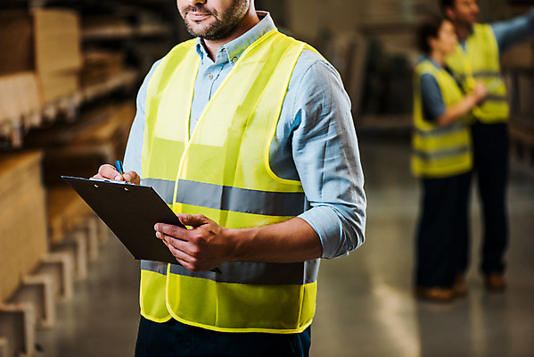 포토 JPG 전신 서양인 손 여자 남자 40대 중년 노동자 실내 들기 사람 상반신 성인 옆모습 세명 30대 펜 작업 비즈니스맨 비즈니스우먼 헬멧 창고 물류창고 서류파일 안전조끼 우크라이나 국내포토 외국인 직업 유럽 뷰포인트 비즈니스 모션 내부 신체부위 장년 필기구 사무용품 직장인 보호장비 파일형식