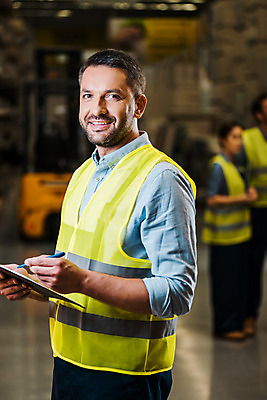 포토 JPG 전신 서양인 응시 여자 남자 40대 중년 노동자 실내 서기 미소 사람 상반신 성인 옆모습 세명 30대 펜 작업 비즈니스맨 비즈니스우먼 헬멧 창고 물류창고 서류파일 안전조끼 우크라이나 국내포토 외국인 직업 시선 유럽 뷰포인트 비즈니스 모션 표정 내부 장년 필기구 사무용품 직장인 보호장비 파일형식